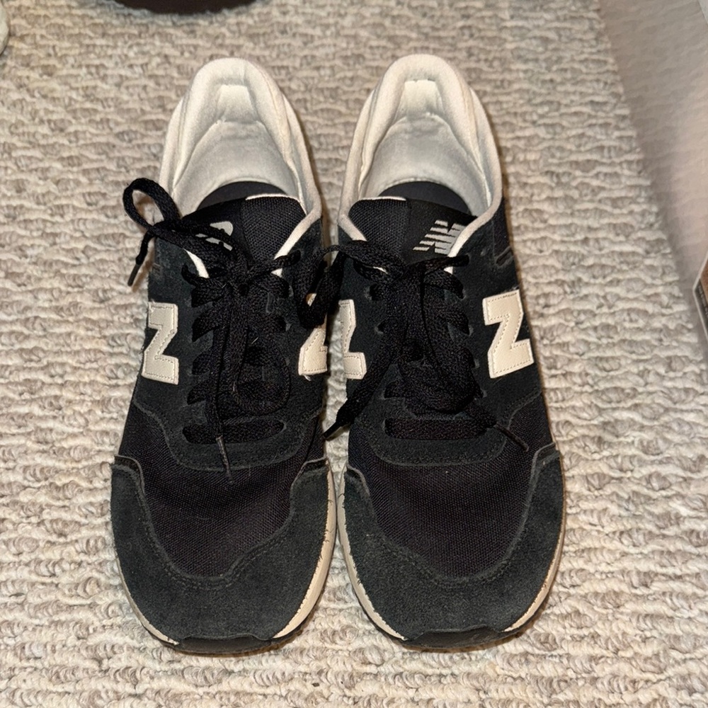 New Balance women’s Black Sneakers
